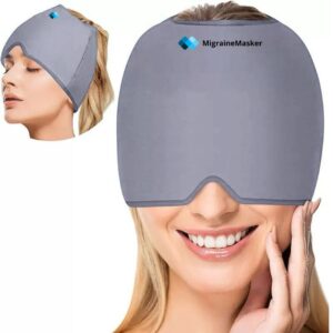 Een vrouw die een grijze migrainemasker draagt.